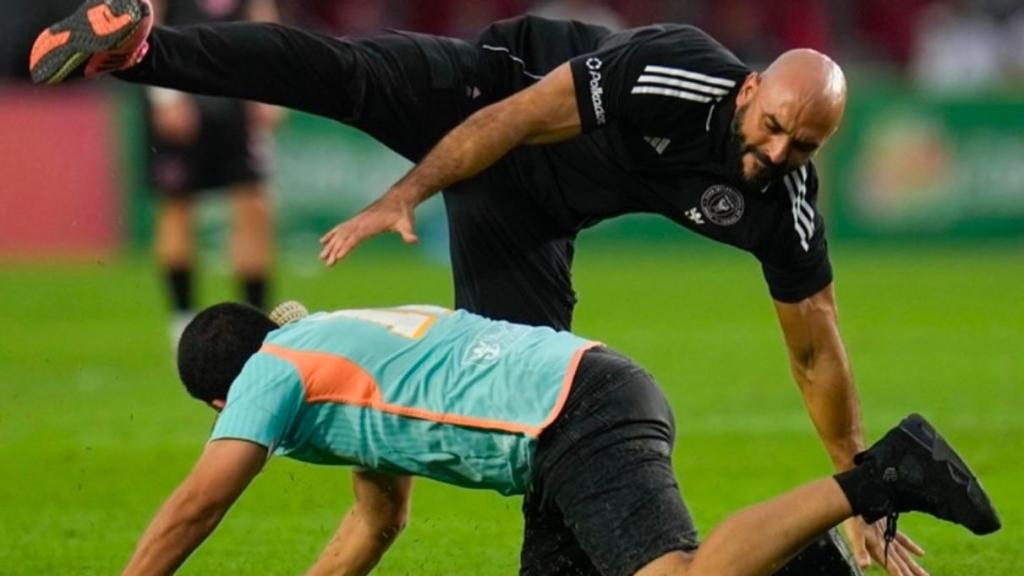 Yassine Cheuko, bloqueando a un espontáneo