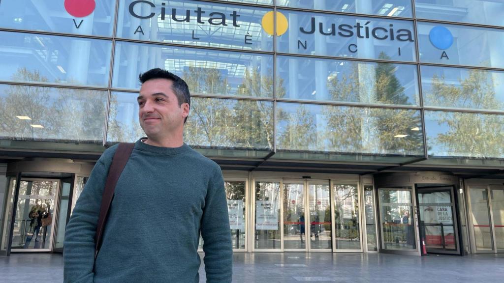 El geólogo Alberto Martínez, este martes a las puertas de la Ciudad de la Justicia. E. E.