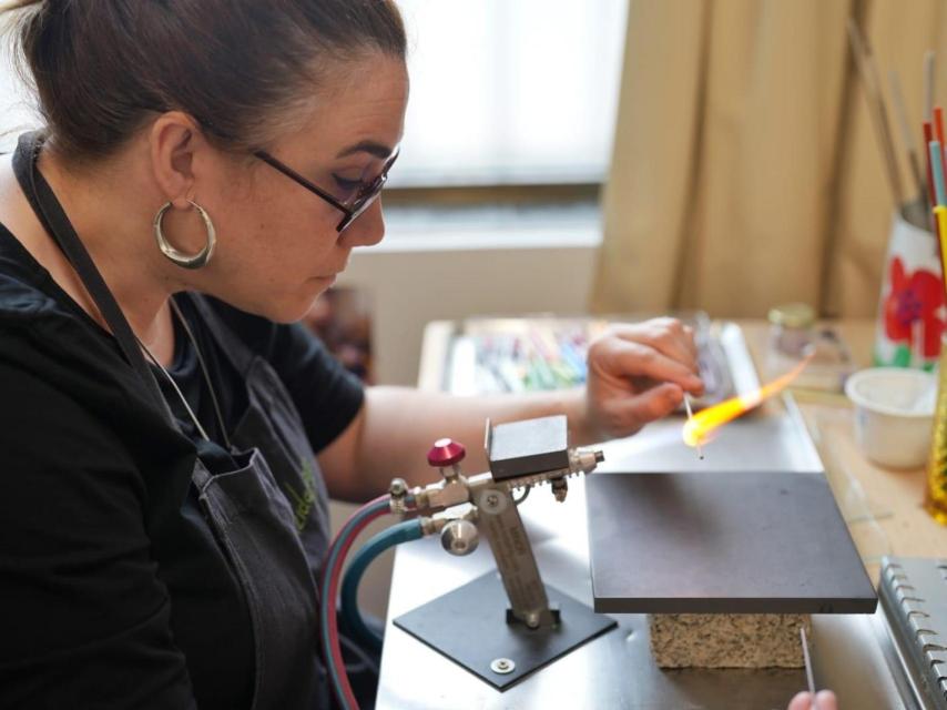 María Alameda concentrada trabajando en su taller