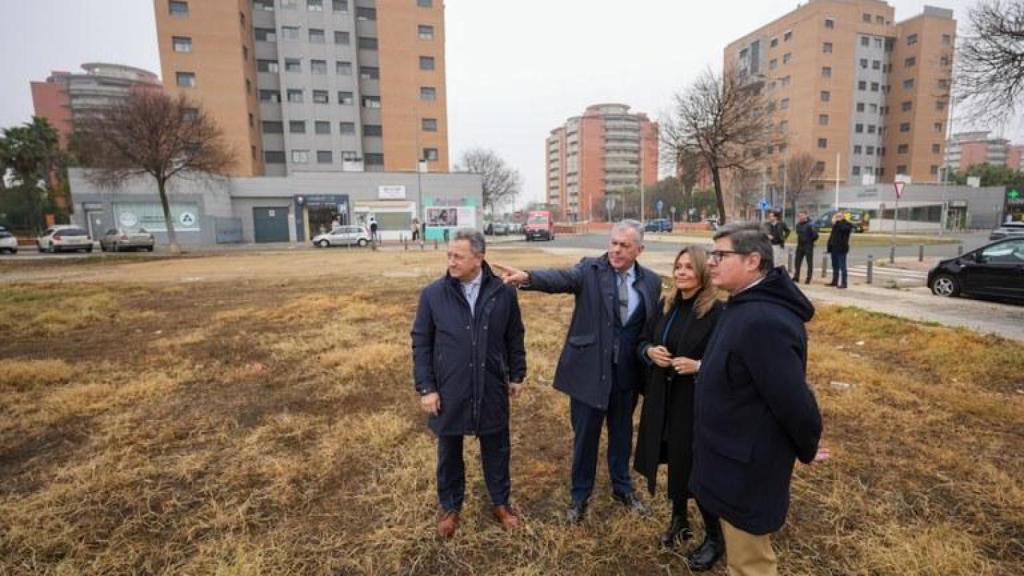 José Luis Sanz, junto a Álvaro Pimentel y Evelia Rincón, en el solar de Bellavista donde Lipasam iba a levantar su nuevo parque.