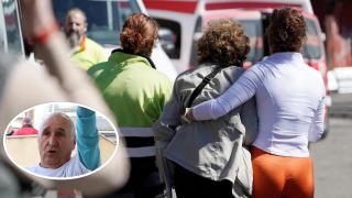 Familiares de los fallecidos en en la mina de Cerredo con una imagen de Manuel abajo