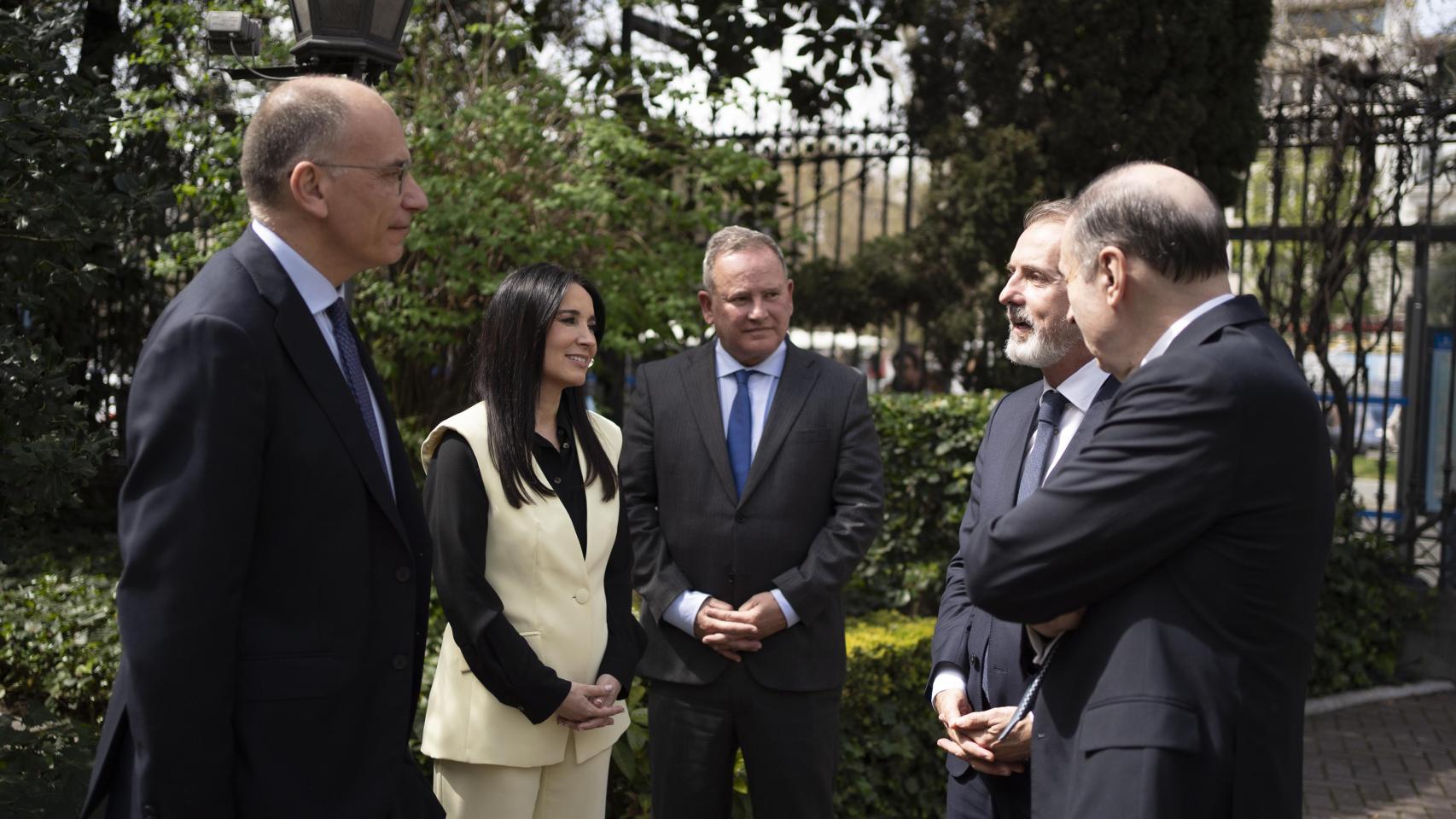 De izquierda a derecha; Enrico Letta, exprimer ministro de Italia;  Cruz Sánchez de Lara, vicepresidenta de EL ESPAÑOL; Eduardo Navarro de Carvalho; director de Asuntos Corporativos y Sostenibilidad de Telefónica; Marc Murtra, presidente de Telefónica; y