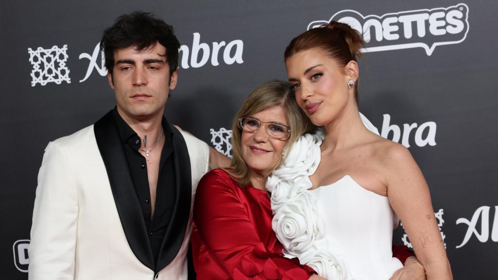 Dulceida, su madre Anna Pascual y su hermano Álex Domènech.