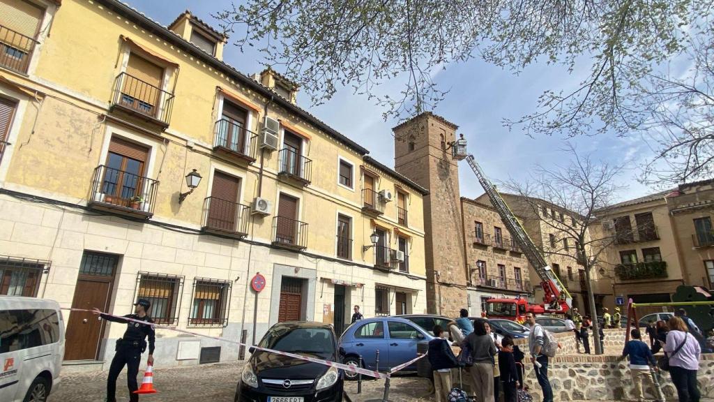 Intervención de los bomberos en el edificio de RNE por el desprendimiento de una teja