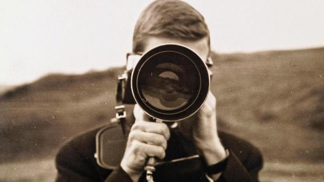 Imagen de archivo de un hombre con una cámara