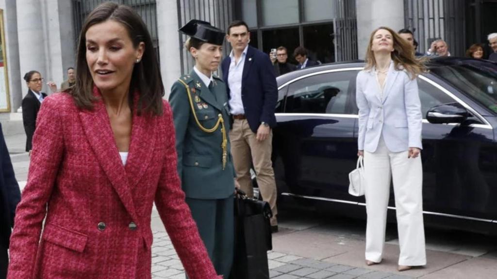 La reina Letizia y María Dolores Ocaña, al fondo, en el Teatro Real de Madrid.