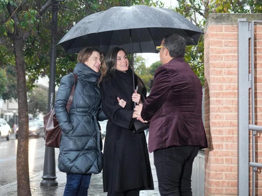 La reina Letizia y su mano derecha, Ocaña, saludando al presidente de FEDER, Juan Carrión.