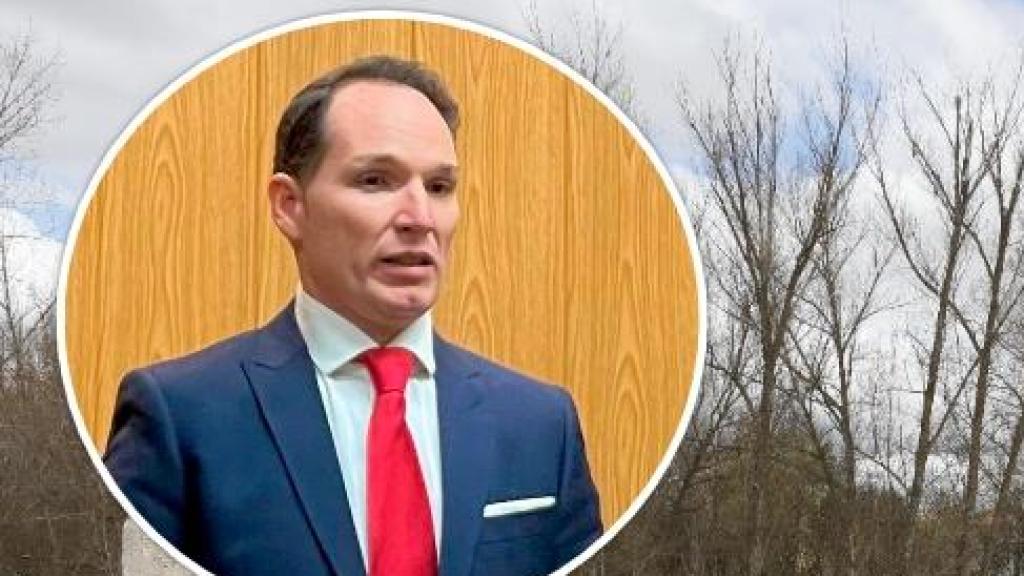 El alcalde de San Esteban de Gormaz, Daniel García, y la zona derrumbada del puente de la localidad, en un montaje de EL ESPAÑOL