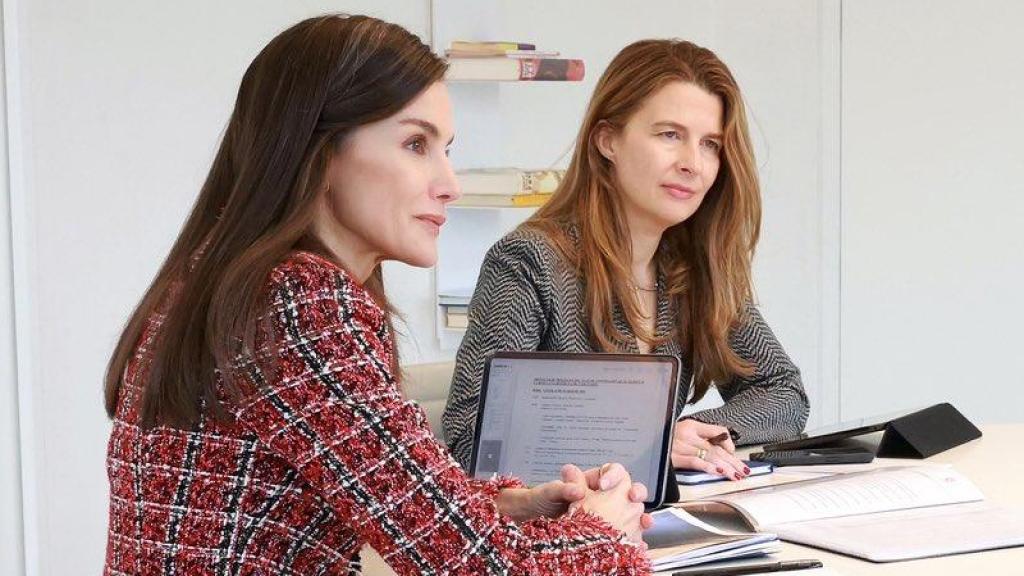 María Dolores Ocaña y la reina Letizia en un despacho del Palacio de la Zarzuela días antes del viaje de cooperación de Su Majestad a Cabo Verde.