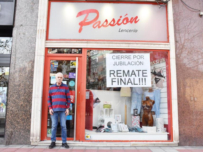 Luis frente a su tienda de Passión Lencería posando para EL ESPAÑOL de Castilla y León