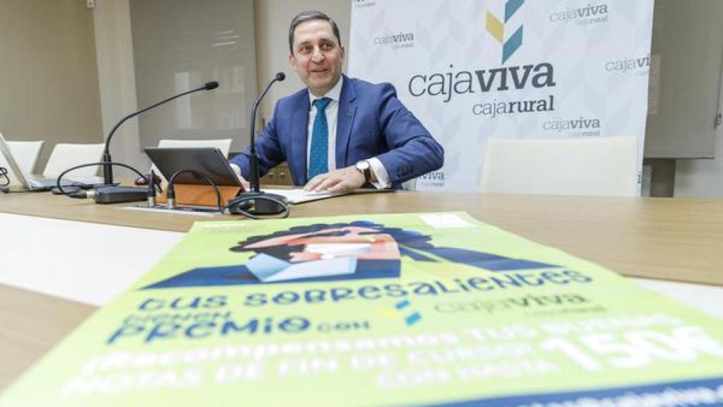 El director general de Cajaviva Caja Rural de Segovia, José María Chaparro, presenta el programa ‘Tus sobresalientes tienen premio’, destinado a los estudiantes de los primeros cursos de Bachillerato y Formación Profesional de Grado Medio