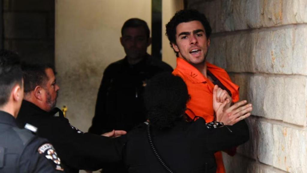 Luigi Mangione, acusado del asesinato en Nueva York del CEO de UnitedHealth Brian Thompson, llega a una vista de extradición en el juzgado del condado de Blair en Hollidaysburg, Pensilvania, el pasado 10 de diciembre de 2024.