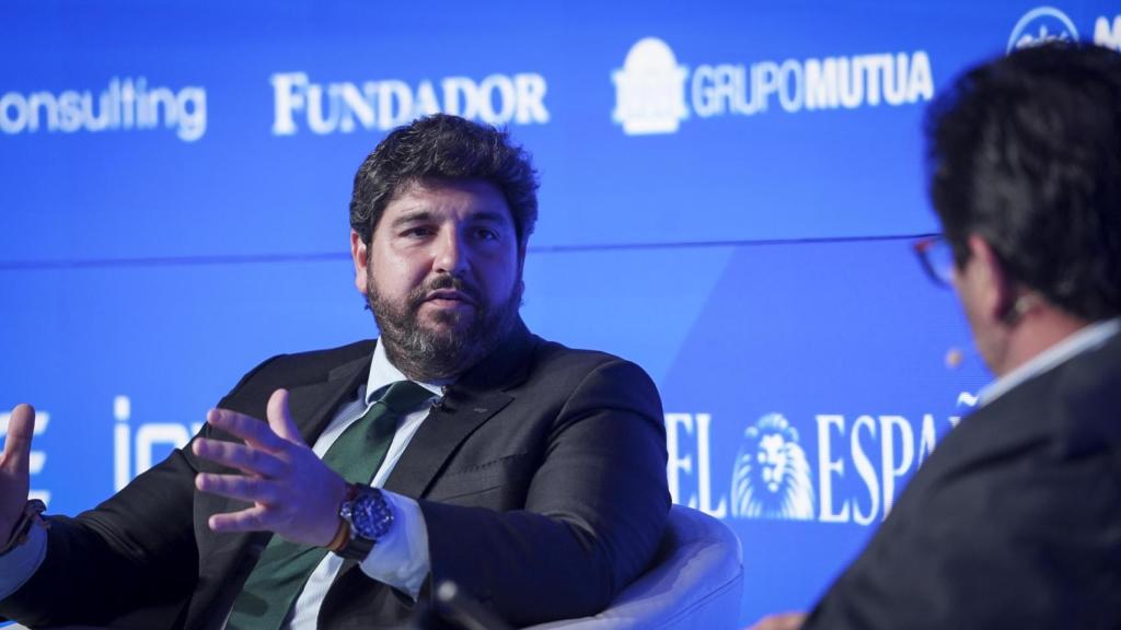 El presidente de la Región de Murcia, Fernando López Miras, este martes, en la Casa América en Madrid, conversando con Rafa Navarro, cofundador de Insomnia y editor Disruptores.