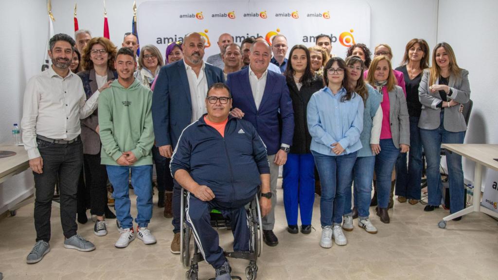 Foto de familia tras la asamblea anual de Amiab Toledo, celebrada este martes.