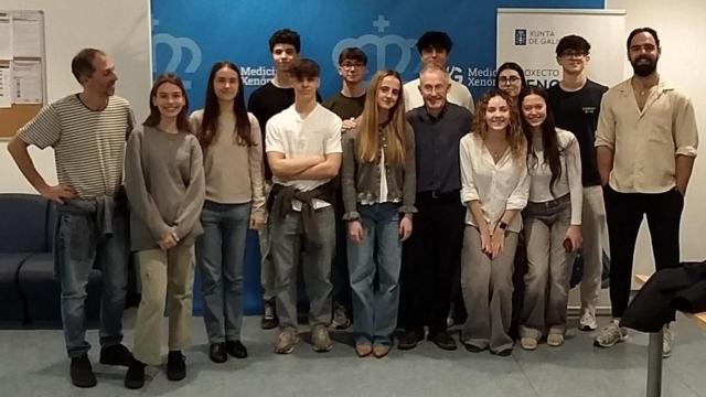 Parte del alumnado del Compañía de María que participa en el programa STEMbach de Ciencias y Tecnología en una visita a un laboratorio con Ángel Carracedo.