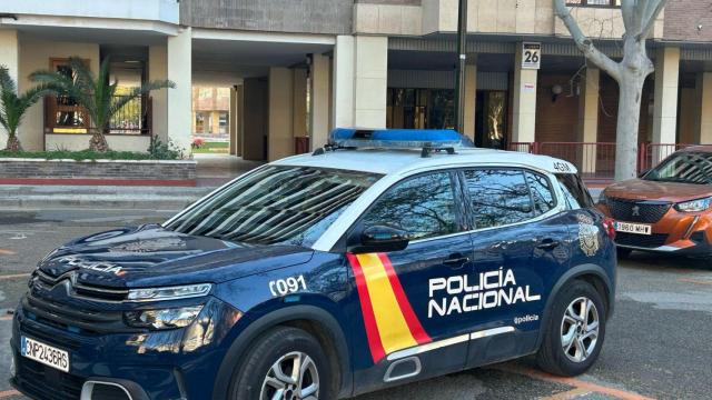 La Policía Nacional frente al edificio donde se ha ocasionado el trágico incendio este martes.