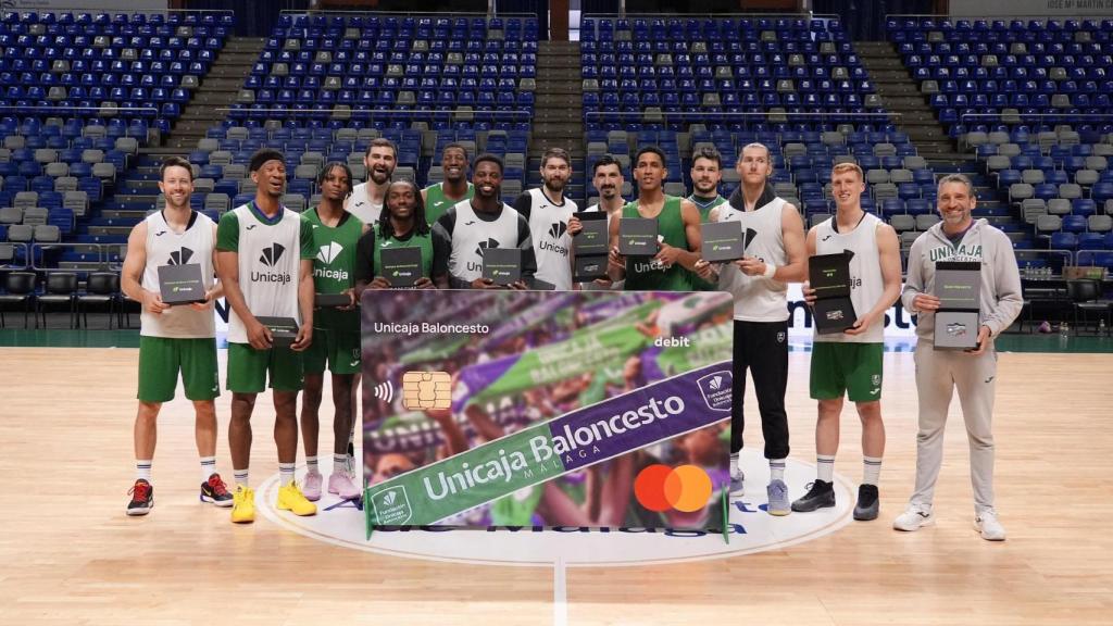 La plantilla de Unicaja Baloncesto con la tarjeta de débito dedicada al club