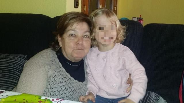 La difunta Carmen Ponce Torres, posando sonriente con una de sus nietas.