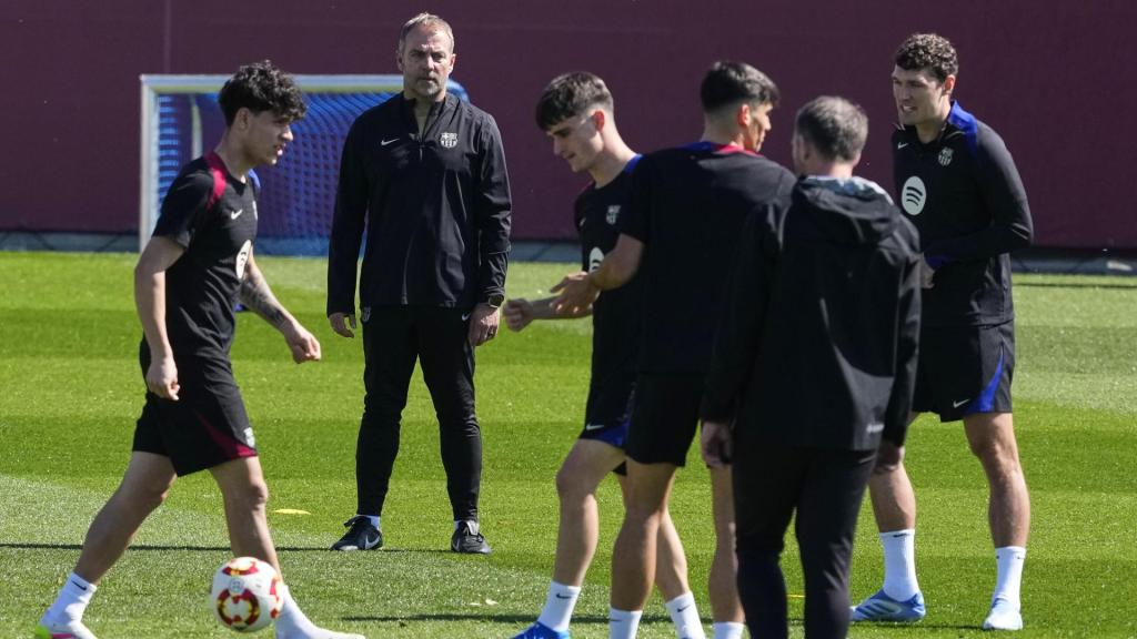 Hansi Flick, al frente del entrenamiento del FC Barcelona
