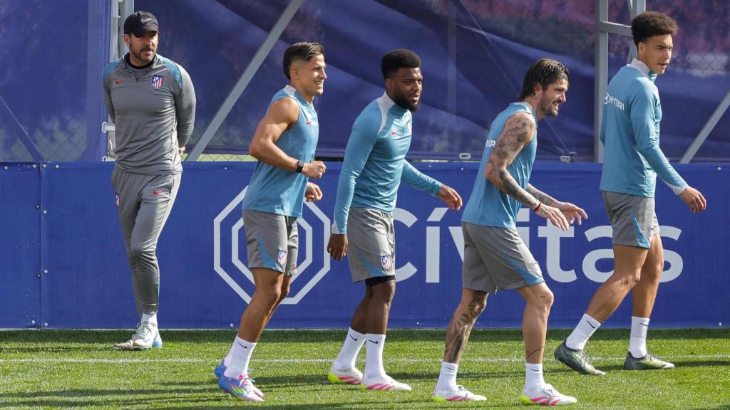 Simeone supervisando el entrenamiento del Atlético de Madrid