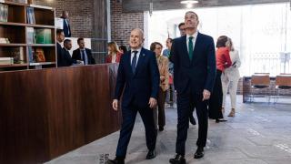 El rector de la UNED, Ricardo Mairal y el presidente del Gobierno, Pedro Sánchez.