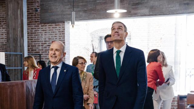 El rector de la UNED, Ricardo Mairal y el presidente del Gobierno, Pedro Sánchez.