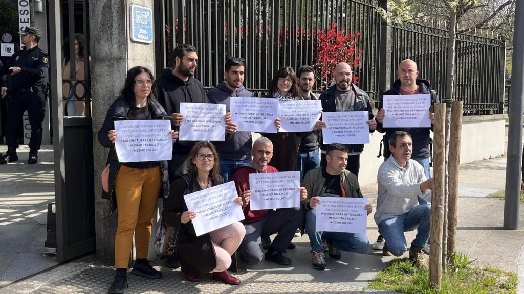 Entrega de las firmas por parte de los docentes.