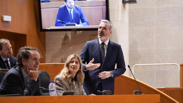 Azcón, en el último pleno con Nolasco (Vox) en el televisor.