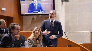 Azcón, en el último pleno con Nolasco (Vox) en el televisor.