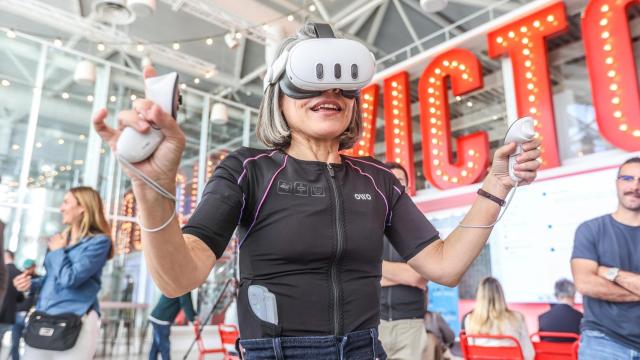 Una de las asistentes jugando con las chaquetas de Owo.