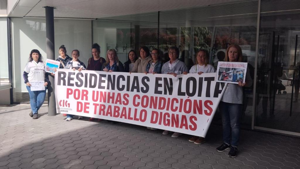 Instante de la concentración ante el edificio Amizar.