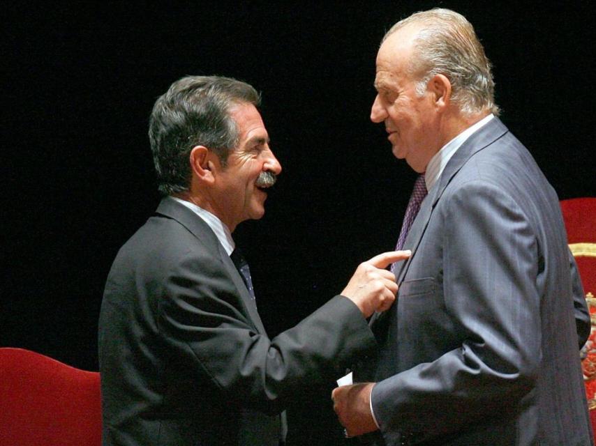 Revilla, junto a Juan Carlos I, en una imagen de archivo.