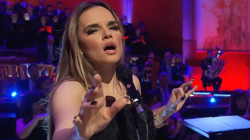 Melody, interpretando la versión sinfónica de 'Esa diva'.