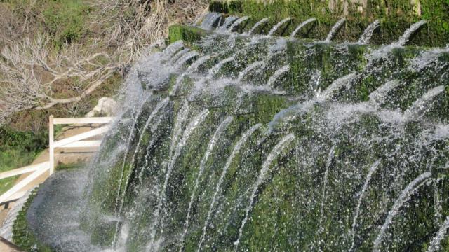 ⁠La fuente con más de 100 caños que parece sacada de una leyenda: un espectáculo de agua en plena sierra