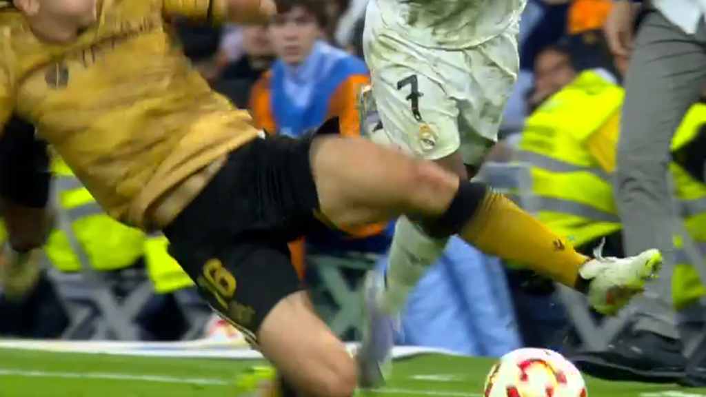 Entrada de Olasagasti sobre Vinicius.