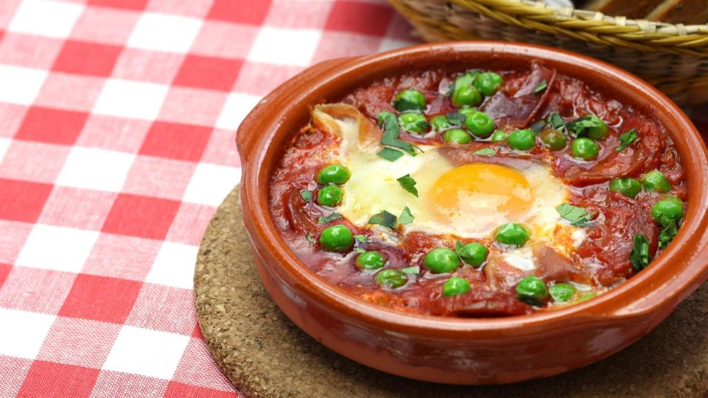 Un plato con guisantes delicioso (Imagen de archivo)