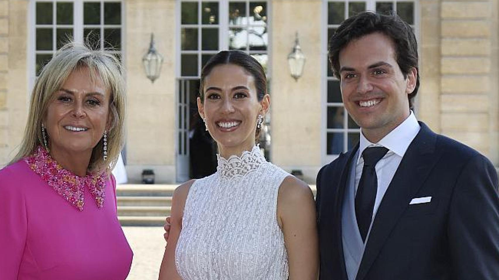 Rosa Clará junto a su hijo y su nuera el día de su boda.