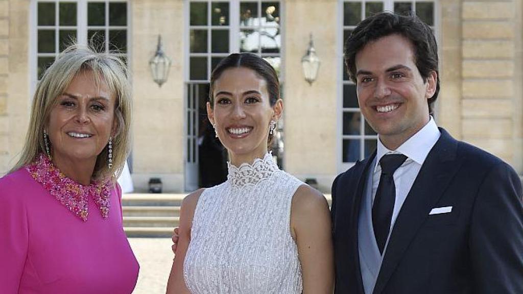 Rosa Clará junto a su hijo y su nuera el día de su boda.