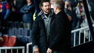Diego Pablo Simeone y Hansi Flick se saludan antes de la ida de semifinales de la Copa del Rey
