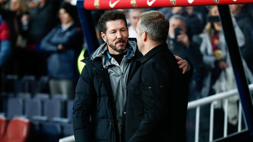 Diego Pablo Simeone y Hansi Flick se saludan antes de la ida de semifinales de la Copa del Rey
