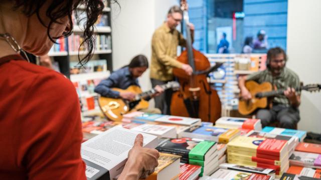 La Banda del Ángel Caído da un concierto de swing en la librería La Central de Callao para celebrar la Noche de los Libros 2023.
