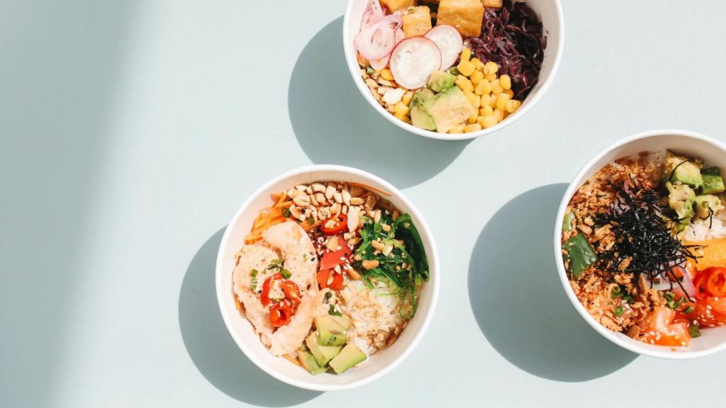 Una alimentación rica en omega-3, zinc y biotina ayuda a un crecimiento sano y fuerte del cabello.