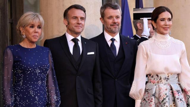 Los Reyes daneses y la pareja presidencial, en París.