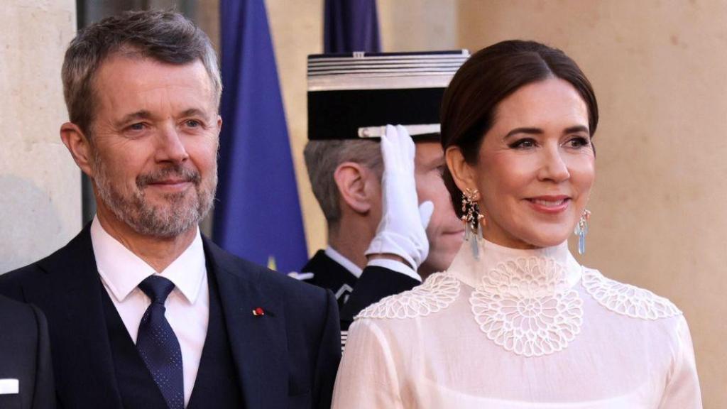 Los Reyes daneses y la pareja presidencial, en París.