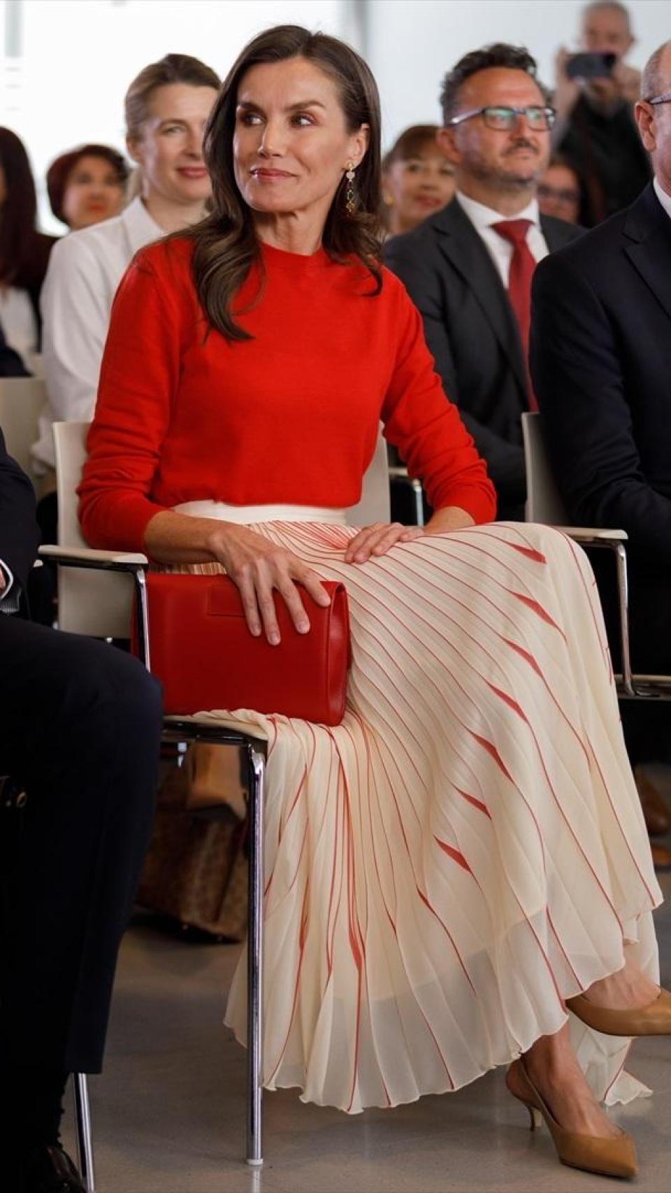 La Reina ha estrenado un diseño de Adolfo Domínguez.