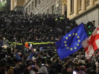 Los proeuropeos se manifiestan frente al Parlamento por segunda noche consecutiva.