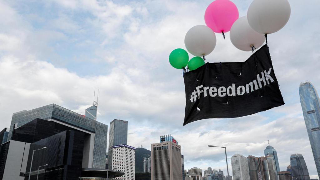 Globos con lemas de protesta se ven frente al edificio del Consejo Legislativo durante el aniversario de la transferencia de Hong Kong a China.