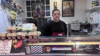 Jorge, pollero del mercado de Pino Montano y hermano de Santa Genoveva.