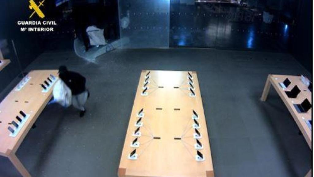 Uno de los atracadores en la tienda de Apple de Río Shopping