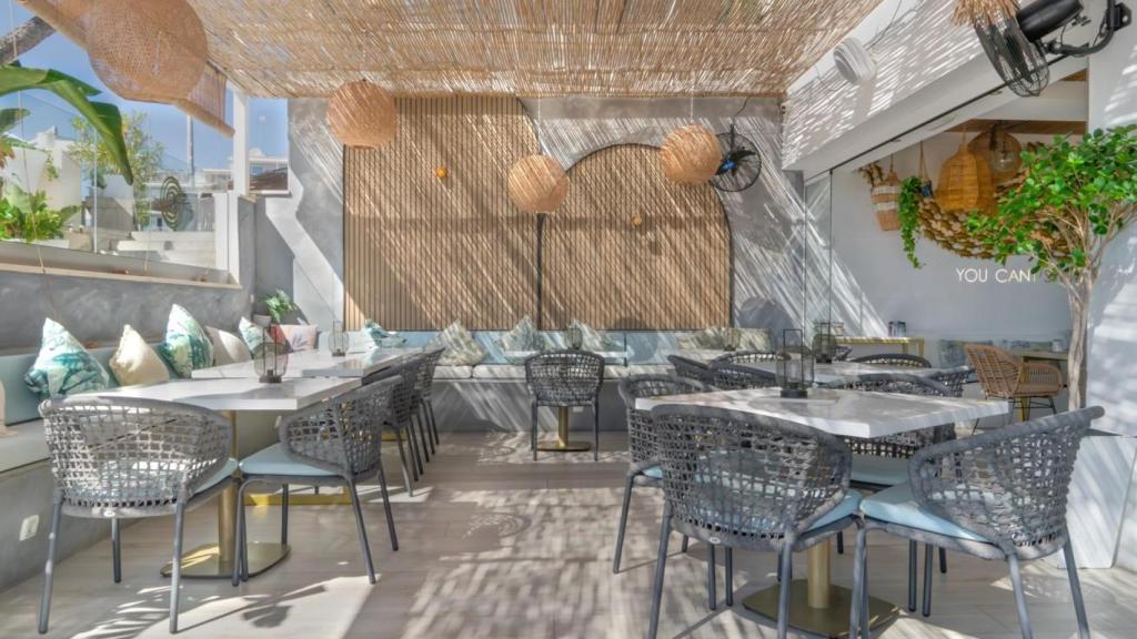 Una terraza al sol para disfrutar de un asequible menú degustación.